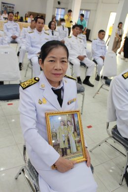 เข้าร่วมพิธีรับพระราชทานพระบรมฉายาลักษณ์พระบาทสมเด็จพระเจ้าอยู่หัว ที่ฉายกับสมเด็จพระนางเจ้าฯ พระบรมราชินี