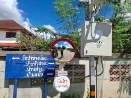 ดำเนินการเปลี่ยนกระจกโค้งอันใหม่ทดแทนอันเก่าที่ชำรุด