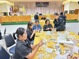 เข้าร่วมโครงการประดิษฐ์ดอกไม้จันทน์