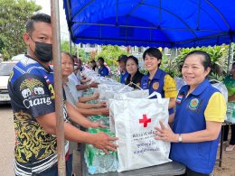 มอบถุงยังชีพกาชาดชุดธารน้ำใจ ช่วยเหลือผู้ประสบภัย ในเขตพื้นที่เทศบาลตำบลท่าเชียงทอง