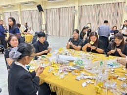 เข้าร่วมโครงการประดิษฐ์ดอกไม้จันทน์