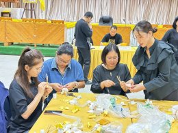 เข้าร่วมโครงการประดิษฐ์ดอกไม้จันทน์