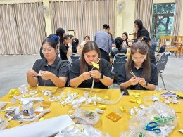 เข้าร่วมโครงการประดิษฐ์ดอกไม้จันทน์