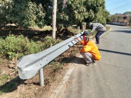 ลงพื้นที่ติดตั้งราวเหล็กกั้นถนนเพิ่มเติม หมู่ที่ 4 บ้านสันมะโก หมู่ที่ 9 ท่าศาลา - แม่ทาหลง