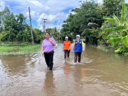 ลงพื้นที่มอบอาหารปรุงสำเร็จพร้อมด้วยน้ำดื่ม ช่วยเหลือผู้ประสบภัยน้ำท่วมในเขตพื้นที่