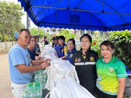 มอบถุงยังชีพกาชาดชุดธารน้ำใจ ช่วยเหลือผู้ประสบภัย ในเขตพื้นที่เทศบาลตำบลท่าเชียงทอง