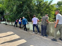 ร่วมลงพื้นที่สำรวจความเสียหายและเยี่ยมผู้ได้รับผลกระทบจากลำน้ำทาไหลกัดเซาะกำแพงบ้านเรือนราษฎร