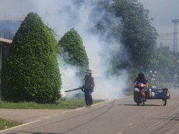 โครงการรณรงค์ป้องกันและควบคุมโรคไข้เลือดออก ฉีดพ่นหมอกควันกำจัดยุงลาย หมู่ที่ 2 บ้านสันมะกรูด 