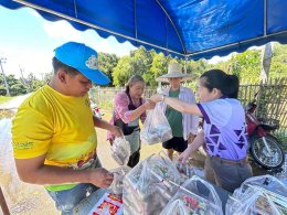 ลงพื้นที่มอบอาหารสำเร็จรูปพร้อมน้ำดื่มเพื่อช่วยเหลือผู้ประสบอุทกภัยและให้กำลังใจผู้ประสบอุทกภัย