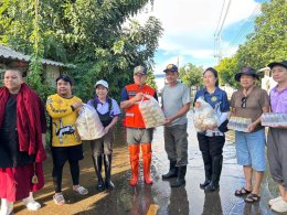 ลงพื้นที่มอบอาหารปรุงสำเร็จและน้ำดื่มให้กับผู้ประสบอุทกภัยน้ำท่วม