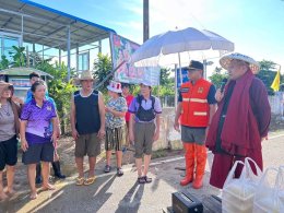 ลงพื้นที่มอบอาหารปรุงสำเร็จและน้ำดื่มให้กับผู้ประสบอุทกภัยน้ำท่วม