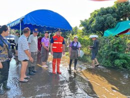 ลงพื้นที่มอบอาหารปรุงสำเร็จและน้ำดื่มให้กับผู้ประสบอุทกภัยน้ำท่วม