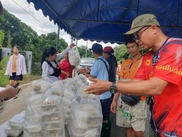 ลงพื้นที่มอบอาหารสำเร็จรูปเพื่อช่วยเหลือผู้ประสบอุทกภัยและให้กำลังใจผู้ประสบอุทกภัย