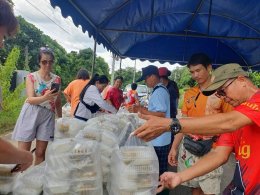 ลงพื้นที่มอบอาหารสำเร็จรูปเพื่อช่วยเหลือผู้ประสบอุทกภัยและให้กำลังใจผู้ประสบอุทกภัย