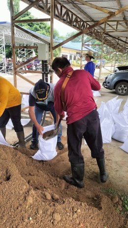 เตรียมความพร้อมรับมือสถานการณ์เหตุอุทกภัยที่อาจจะเกิดขึ้นในพื้นที่ โดยการนำทรายบรรจุใส่กระสอบ