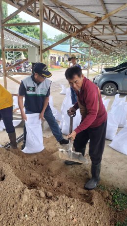 เตรียมความพร้อมรับมือสถานการณ์เหตุอุทกภัยที่อาจจะเกิดขึ้นในพื้นที่ โดยการนำทรายบรรจุใส่กระสอบ