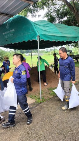 เตรียมความพร้อมรับมือสถานการณ์เหตุอุทกภัยที่อาจจะเกิดขึ้นในพื้นที่ โดยการนำทรายบรรจุใส่กระสอบ