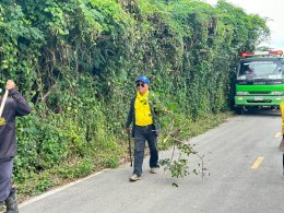 จัด"กิจกรรมปรับปรุงภูมิทัศน์ ตัดกิ่งไม้ที่บดบังทัศนะวิสัย จุดเสี่ยงอุบัติเหตุ ในเขตพื้นที่เทศบาลตำบลท่าเชียงทอง"