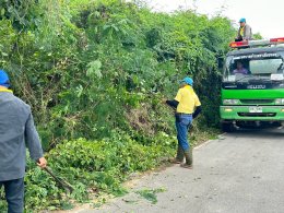 จัด"กิจกรรมปรับปรุงภูมิทัศน์ ตัดกิ่งไม้ที่บดบังทัศนะวิสัย จุดเสี่ยงอุบัติเหตุ ในเขตพื้นที่เทศบาลตำบลท่าเชียงทอง"