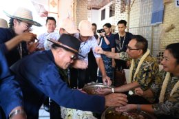 ร่วมพิธีรดน้ำดำหัวผู้ว่าราชการจังหวัดลำพูนและนายกเหล่ากาชาดจังหวัดลำพูน
