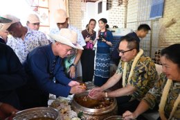 ร่วมพิธีรดน้ำดำหัวผู้ว่าราชการจังหวัดลำพูนและนายกเหล่ากาชาดจังหวัดลำพูน