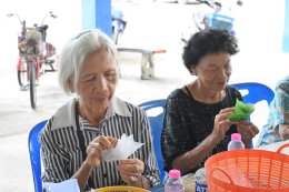 ส่งเสริมอาชีพการทำดอกไม้จันทร์และพวงหรีด หมู่ที่ 1 บ้านป่าซางน้อย
