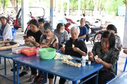 ส่งเสริมอาชีพการทำดอกไม้จันทร์และพวงหรีด หมู่ที่ 1 บ้านป่าซางน้อย