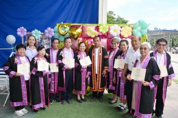 พิธีมอบใบประกาศนียบัตรแก่ผู้สำเร็จการศึกษา นักเรียนโรงเรียนผู้สูงอายุเทศบาลตำบลท่าเชียงทอง