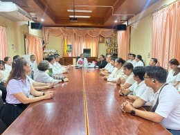อวยพรและมอบของที่ระลึกให้ ว่าที่ร.ต.ภูวิวรรธน์ วนาศิริวรโชติ