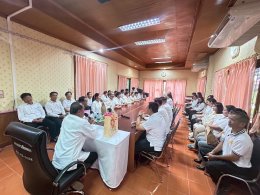 อวยพรและมอบของที่ระลึกให้ ว่าที่ร.ต.ภูวิวรรธน์ วนาศิริวรโชติ