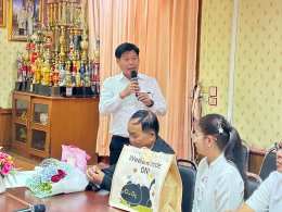อวยพรและมอบของที่ระลึกให้ ว่าที่ร.ต.ภูวิวรรธน์ วนาศิริวรโชติ