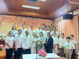 อวยพรและมอบของที่ระลึกให้ ว่าที่ร.ต.ภูวิวรรธน์ วนาศิริวรโชติ