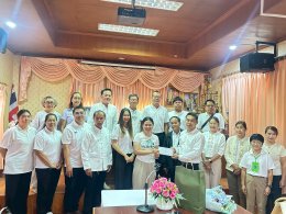 อวยพรและมอบของที่ระลึกให้ ว่าที่ร.ต.ภูวิวรรธน์ วนาศิริวรโชติ