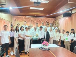 อวยพรและมอบของที่ระลึกให้ ว่าที่ร.ต.ภูวิวรรธน์ วนาศิริวรโชติ