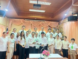 อวยพรและมอบของที่ระลึกให้ ว่าที่ร.ต.ภูวิวรรธน์ วนาศิริวรโชติ