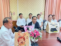 อวยพรและมอบของที่ระลึกให้ ว่าที่ร.ต.ภูวิวรรธน์ วนาศิริวรโชติ
