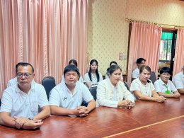 อวยพรและมอบของที่ระลึกให้ ว่าที่ร.ต.ภูวิวรรธน์ วนาศิริวรโชติ