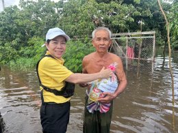 ลงพื้นที่มอบถุงยังชีพช่วยเหลือผู้ประสบอุทกภัยและให้กำลังใจผู้ประสบภัยในเขตพื้นที่