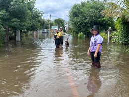 ลงพื้นที่มอบถุงยังชีพช่วยเหลือผู้ประสบอุทกภัยและให้กำลังใจผู้ประสบภัยในเขตพื้นที่