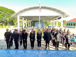 ร่วมลงนามถวายความอาลัย เบื้องหน้าพระฉายาลักษณ์ สมเด็จพระนางเจ้าสิริกิติ์ พระบรมราชินีนาถ พระบรมราชชนนีพันปีหลวง