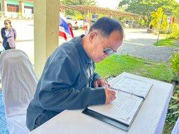 ร่วมลงนามถวายความอาลัย เบื้องหน้าพระฉายาลักษณ์ สมเด็จพระนางเจ้าสิริกิติ์ พระบรมราชินีนาถ พระบรมราชชนนีพันปีหลวง