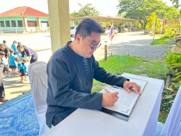 ร่วมลงนามถวายความอาลัย เบื้องหน้าพระฉายาลักษณ์ สมเด็จพระนางเจ้าสิริกิติ์ พระบรมราชินีนาถ พระบรมราชชนนีพันปีหลวง