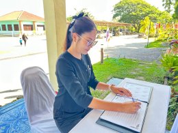 ร่วมลงนามถวายความอาลัย เบื้องหน้าพระฉายาลักษณ์ สมเด็จพระนางเจ้าสิริกิติ์ พระบรมราชินีนาถ พระบรมราชชนนีพันปีหลวง