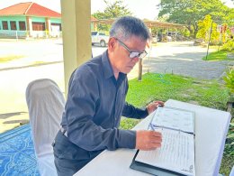 ร่วมลงนามถวายความอาลัย เบื้องหน้าพระฉายาลักษณ์ สมเด็จพระนางเจ้าสิริกิติ์ พระบรมราชินีนาถ พระบรมราชชนนีพันปีหลวง