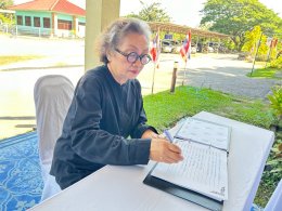 ร่วมลงนามถวายความอาลัย เบื้องหน้าพระฉายาลักษณ์ สมเด็จพระนางเจ้าสิริกิติ์ พระบรมราชินีนาถ พระบรมราชชนนีพันปีหลวง