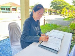 ร่วมลงนามถวายความอาลัย เบื้องหน้าพระฉายาลักษณ์ สมเด็จพระนางเจ้าสิริกิติ์ พระบรมราชินีนาถ พระบรมราชชนนีพันปีหลวง