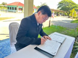 ร่วมลงนามถวายความอาลัย เบื้องหน้าพระฉายาลักษณ์ สมเด็จพระนางเจ้าสิริกิติ์ พระบรมราชินีนาถ พระบรมราชชนนีพันปีหลวง