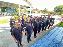 ร่วมลงนามถวายความอาลัย เบื้องหน้าพระฉายาลักษณ์ สมเด็จพระนางเจ้าสิริกิติ์ พระบรมราชินีนาถ พระบรมราชชนนีพันปีหลวง