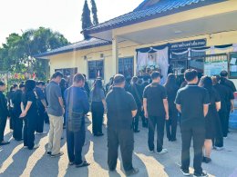 ร่วมลงนามถวายความอาลัย เบื้องหน้าพระฉายาลักษณ์ สมเด็จพระนางเจ้าสิริกิติ์ พระบรมราชินีนาถ พระบรมราชชนนีพันปีหลวง