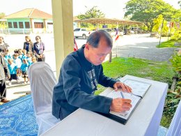 ร่วมลงนามถวายความอาลัย เบื้องหน้าพระฉายาลักษณ์ สมเด็จพระนางเจ้าสิริกิติ์ พระบรมราชินีนาถ พระบรมราชชนนีพันปีหลวง